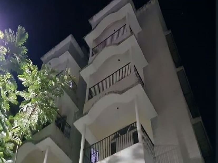 একমাস আগে বাড়ি ভাড়া নিয়েছিল দম্পতি৷ আর সেখানেই চলছিল দেহ ব্যবসার রমরমা কারবার৷ খবর পেয়ে নিউ টাউনের একটি বহুতলে হানা দিয়ে অভিযুক্ত দম্পতি সহ বেশ কয়েকজনকে হাতেনাতে গ্রেফতার করল পুলিশ৷
