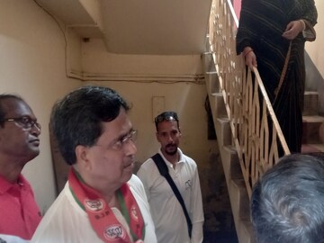 শেষ প্রচারে মাণিক সাহা, জমা জলের যন্ত্রণা কমানোর আর্জি মুখ্যমন্ত্রীর কাছে 