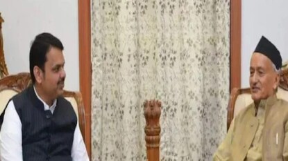 রাজ্যপাল ভগৎ সিং কোশিয়াড়ির কাছে দেবেন্দ্র ফড়নবীশ৷ রাজ্যপাল ভগৎ সিং কোশিয়াড়ির কাছে দেবেন্দ্র ফড়নবীশ৷