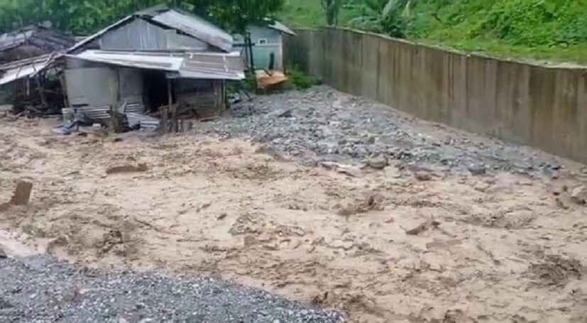 বন্যা পরিস্থিতির কারণে ভারতের কাস্টমস ও এসএসবি-র চেক পোস্ট বন্ধ রয়েছে।ঘরবাড়ি ভেসে যাওয়ার আতঙ্কে খোকলাবস্তির বাসিন্দারা। ( লেখা ও ছবি: অনন্যা দে)