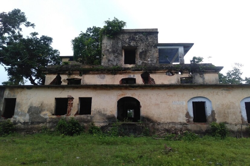 ১৮৫২ সালে চালু হয় দেশের সর্বপ্রথম তার যোগাযোগ ব্যবস্থা-খেজুরি থেকে কলকাতা ভায়া ডায়মন্ডহারবার, বিষ্ণু্পুর, মায়াপুর, কুঁকরাহাটি। ৮২ মাইল লম্বা এই তার যোগাযোগ ব্যবস্থা প্রথমে অবশ্য চালু হয় খেজুরি থেকে কুঁকরাহাটি (হলদিয়া) পর্যন্ত।  ভারতপথিক রাজা রামমোহন রায় তাঁর বিলেত যাত্রাকালে কলকাতা থেকে ফোবর্স স্টিমারে সকালে যাত্রা করে সন্ধ্যায় খেজুরী বন্দর অফিসে পৌঁছান ১৯ নভেম্বর, ১৮৩০। রাত্রে খেজুরী বন্দর অফিস তথা খেজুরীর প্রাচীন ডাক ও তার ভবনের অতিথিনিবাসে রাত্রি যাপন করেন। রাত্রি যাপনকালে খেজুরী থেকে কলকাতার সংবাদপত্রে দুটি চিঠি লেখেন ও পরদিন ২০ নভেম্বর, ১৮৩০ খেজুরী বন্দর থেকে বিলেতের বিলেতের উদ্দেশ্যে যাত্রা করে বিলেতের লিভারপুল বন্দরে পৌঁছান। (ছবি ও লেখা Saikat Shee)