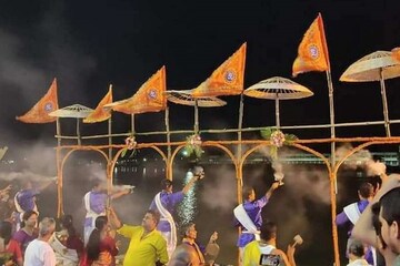 গঙ্গায় ডুব দিয়ে পাপ-মুক্তি! গঙ্গা-পুজোয় মেতে উঠলেন মুর্শিদাবাদের মানুষ গঙ্গায় ডুব দিয়ে পাপ-মুক্তি! গঙ্গা-পুজোয় মেতে উঠলেন মুর্শিদাবাদের মানুষ
