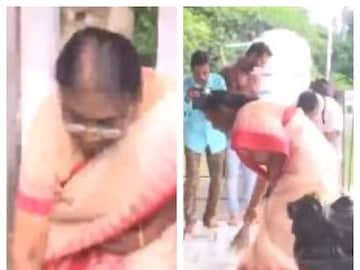 ওড়িশার মন্দিরে ঝাঁট দিচ্ছেন দ্রৌপদী মুর্মু৷ Photo- ANI