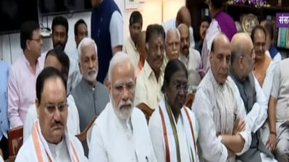 মনোনয়ন জমা দিচ্ছেন দ্রৌপদী মুর্মু, রয়েছেন নরেন্দ্র মোদি, অমিত শাহ, জে পি নাড্ডারা৷ Photo- DD News মনোনয়ন জমা দিচ্ছেন দ্রৌপদী মুর্মু, রয়েছেন নরেন্দ্র মোদি, অমিত শাহ, জে পি নাড্ডারা৷ Photo- DD News