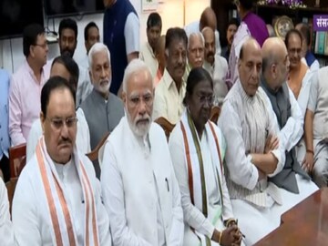 মনোনয়ন জমা দিচ্ছেন দ্রৌপদী মুর্মু, রয়েছেন নরেন্দ্র মোদি, অমিত শাহ, জে পি নাড্ডারা৷ Photo- DD News