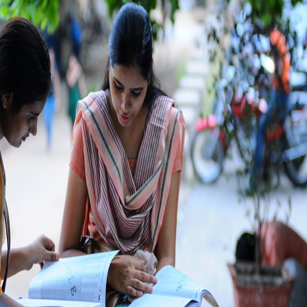 *উদ্বোধনের প্রথম দিনেই অভিভাবকদের এদিন পাঠশালায় আসতে দেখা গিয়েছে। উদ্বোধনের দিনই তাদের পাঠদানের ব্যবস্থা করা হয়েছিল। নিয়মিতভাবেই পাঠশালা চলবে বলে জানা গিয়েছে। স্থানীয় সূত্রে জানা গিয়েছে, বিদ্যাসাগর পল্লী এলাকার প্রাথমিক বিদ্যালয় প্রায় ১০০ জন পড়ুয়া রয়েছে। কিন্তু তাদের অভিভাবকদের পর্যাপ্ত জ্ঞান না থাকার জন্য, তাদের পড়াশোনা দেখানোর জন্য বাড়িতে কেউ নেই।