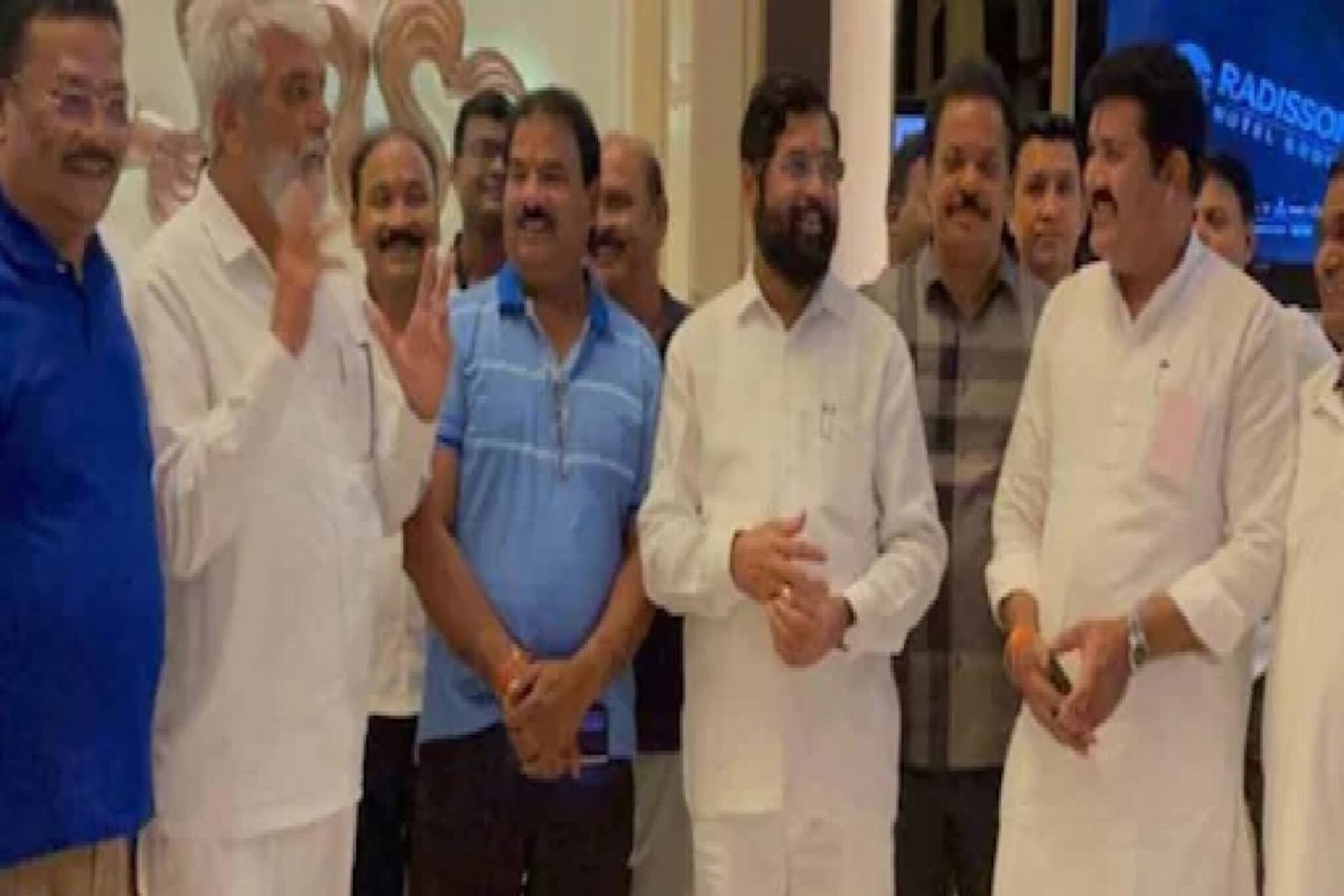 এখনই বিধায়ক পদ খারিজ নয়, সুপ্রিম কোর্টে স্বস্তি পেল বিদ্রোহী শিন্ডে শিবির