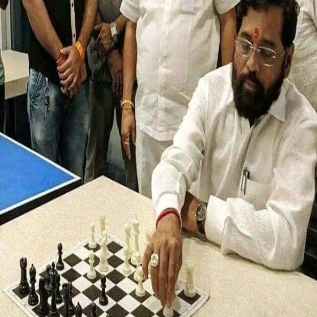 ৫৮ বছর বয়সী একনাথ শিন্ডের জীবন শুরু কিন্তু অটোচালক হিসেবে। উদ্ধব ঠাকরের বাবা বালাসাহেব ঠাকরেই ছিলেন একনাথ শিন্ডের রাজনৈতিক গুরু। ধীরে ধীরে মহারাষ্ট্র সরকারের স্টিয়ারিং হাত নিয়েছেন তিনি। তাঁর কারণেই গদি টলে গেল উদ্ধব ঠাকরের। 