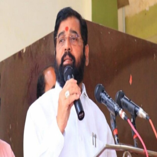 শিবসেনায় যোগ দেওয়ার আগে দীর্ঘদিন অটো চালিয়ে সংসার চালাতেন শিন্ডে। দলের শ্রমিক ইউনিয়নও চালু করেন তিনি। তারপর আর পিছনে ফিরে তাকাতে হয়নি একনাথ শিন্ডেকে। ১৯৯৭ সালে মিউনিসিপ্যল কর্পোরেশনের ভোটে লড়াই করে জেতেন তিনি। তাঁর দুই সন্তান দীপেশ ও শুভদা, দুজনেরই মৃত্যু হয় জলে ডুবে। এই দুঃখের দিন কাটিয়ে ২০০১ সালে কর্পোরেশনের সেনা নেতা হন। তাঁকে থানেতে গুরুত্বপূর্ণ দায়িত্ব দেওয়া হয়েছে। ২০০৪ সালে বিধানসভা নির্বাচনেও জয় পান তিনি। ২০০৫ সালে প্রথমবার চ্যালেঞ্জের মুখোমুখি হন। আর তাতেই তিনি সফল হন। তারপর থেকেই শিবসেনা অনেকটাই নির্ভরশীল হয়ে পড়েন শিন্ডের ওপর। ২০০৬ সালে বালাসাহেব ঠাকরের ভাইপো রাজ ঠাকরে দল ছাড়লে শিন্ডের দাপট বেড়ে যায়।