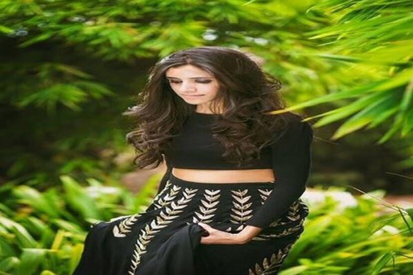 বাথরুমে তিনি কয়লা আর স্টিম নিচ্ছিলেন৷ এরকম এক পরিস্থিতি হল তা নিয়ে অবশ্য পুলিশ বিস্তারিত কিছু জানাতে চাইনি৷ তবে বেডরুমে কার্বন মনো অক্সাইডের শিশি নিয়েও ধন্ধে পুলিশ৷ ওয়াকিবহাল মহল সূত্রে খবর বেশ কিছু সময় ধরে প্রত্যূষা ডিপ্রেশনের শিকার৷ তিনি এই জন্যে ট্রিটমেন্টের মধ্যে দিয়েও যাচ্ছিলেন৷ পুলিশ এই আজব মৃত্যুর সমস্ত দিকেই খতিয়ে দেখছে৷