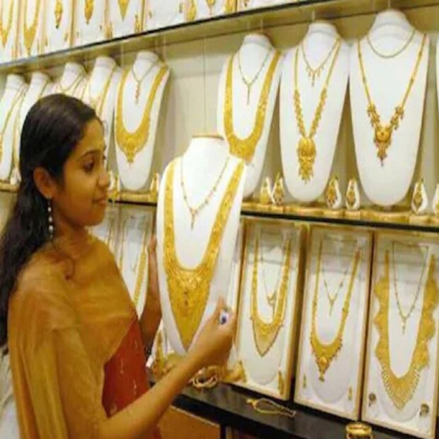 গ্লোবাল মার্কেটে চলতে থাকা ওঠা-নামার প্রভাব পড়তে শুরু করেছে সোনা ও রুপোর দামেও ৷ এদিন একবার ফের ৫১ হাজার টাকার আশপাশে রয়েছে সোনার দাম ৷ ৬১ হাজার টাকার কাছাকাছি পৌঁছল রুপোর দাম ৷ 