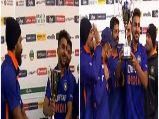 ম্যাচের শেষে উমরানের হাতে ট্রফি তুলে দিচ্ছেন হার্দিক