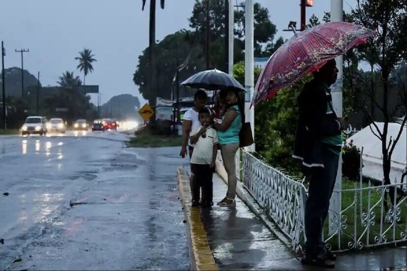 Hurricane Agatha তুফানে বিপর্যস্ত জনজীবন৷ হ্যারিকেন আগাথার কারণে বন্যায় বিভিন্ন এলাকায় ভূমি ধ্বস হয়েছে৷ এখনও অবধি পাওয়া খবর অনুযায়ি অন্তত ১০ জনের মৃত্যু হয়েছে৷ এবং ২০ জন নিখোঁজ হয়েছে৷ Hurricane Agatha তুফানে বিপর্যস্ত জনজীবন৷ হ্যারিকেন আগাথার কারণে বন্যায় বিভিন্ন এলাকায় ভূমি ধ্বস হয়েছে৷ এখনও অবধি পাওয়া খবর অনুযায়ি অন্তত ১০ জনের মৃত্যু হয়েছে৷ এবং ২০ জন নিখোঁজ হয়েছে৷