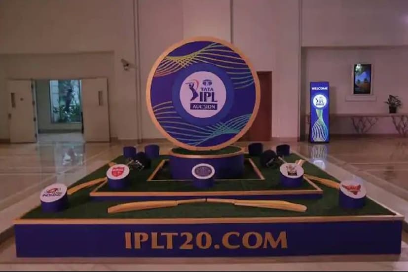 আইপিএল মিডিয়া রাইটসের ভ্যালু  ২০২৩-২৭-র জন্য বিশাল ৪৪,০৭৫ কোটি ৪১০ ম্যাচের উঠেছে৷ সোমবার  ই অকশন থেকে সূত্র মারফত এই খবর সামনে এসেছে৷ সংবাদ সংস্থা এএনআই সূত্রে এই খবর জানা গেছে৷ টিভি-র প্যাকেজ ২৩,৫৭৫ কোটি টাকায় বিক্রি হয়েছে যার অর্থ প্রতি ম্যাচে ৫৭.৫ কোটি টাকা৷ প্যাকেজ বি ডিজিটাল রাইটস ভারতের নিলামে দর পেয়েছে ২০,৫০০ কোটি টাকা৷ অর্থাৎ ৫০ কোটি টাকা প্রতি ম্যাচ৷