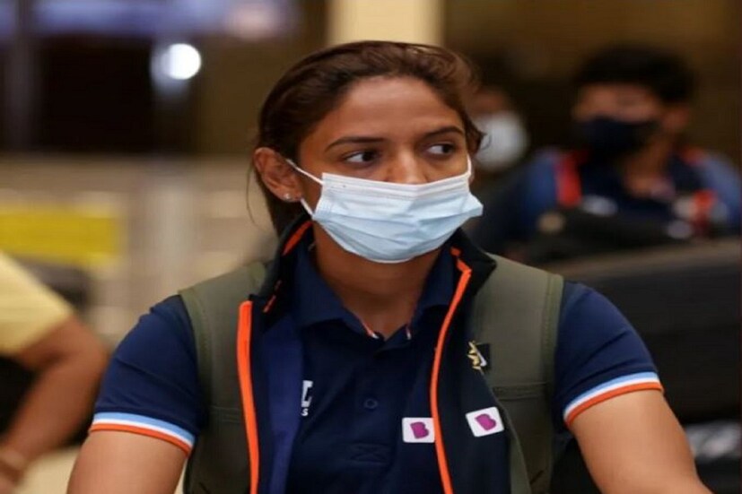 #বেঙ্গালুুরু: হরমনপ্রীত কউরের অধিনায়কত্বে ভারতীয় মহিলা দল রবিবার ১৯ জুন শ্রীলঙ্কা সফরের জন্য (India women tour OF Sri Lanka) পৌঁছে গেল৷ শ্রীলঙ্কা ক্রিকেট বোর্ড শ্রীলঙ্কা পৌঁছনোর পর ভারতীয় অধিনায়ক সহ ৪ আলাদা আলাদা মহিলা ক্রিকেটার ফটো নিজেদের অফিসিয়াল ট্যুইটারে শেয়ার করেছেন৷ প্রথম ছবিতে অধিনায়ক হরমনপ্রীত কউর এয়ারপোর্টের বাইরে বেরোচ্ছেন দেখা যাচ্ছে৷   (SLC/Twitter)