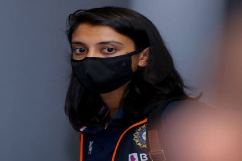 শ্রীলঙ্কা ক্রিকেট বোর্ড দ্বিতীয় ছবি স্মৃতি মন্ধানা  (Smriti Mandhana) শেয়ার করেছে৷ মন্ধানা এয়ারপোর্ট থেকে জিনিসপত্র বার করেছেন৷ প্রতিটা মহিলা ক্রিকেটার নিজেদের মুখ সাদা-কালো মাস্ক পরেছেন৷  (SLC/Twitter)