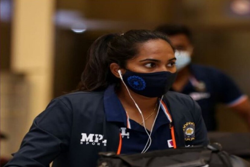 ভারতীয় মহিলা ক্রিকেট দল শ্রীলঙ্কার বিরুদ্ধে (IND w vs SL w ) ৩ টি টিয়োন্টি এবং ৩ ওয়ানডে ইন্টারন্যাশানাল ম্যাচের সিরিজ খেলছে৷ সফরের শুরু টি টোয়েন্টি সিরিজ দিয়ে হবে৷ সিরিজের প্রথম টি টোয়েন্টি ২৩ জুন ডাম্বুলা তে খেলা হবে৷ এরপরে ওয়ানডে সিরিজ খেলা হবে৷ ওয়ানডে সিরিজ তিন ম্যাচ ১ থেকে ৭ জুলাই অবধি পল্লেকাল খেলা যাবে৷  (SLC/Twitter)