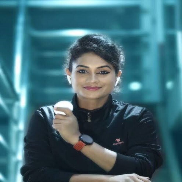 বাংলাদেশের বেশ কিছু বিজ্ঞাপনে দেখা গিয়েছে সুন্দরী এই মহিলা ক্রিকেটারকে। বাড়ি থেকে বিয়ের চাপ দিলেও জাহানারার কাছে ক্রিকেট প্রথম প্রেম