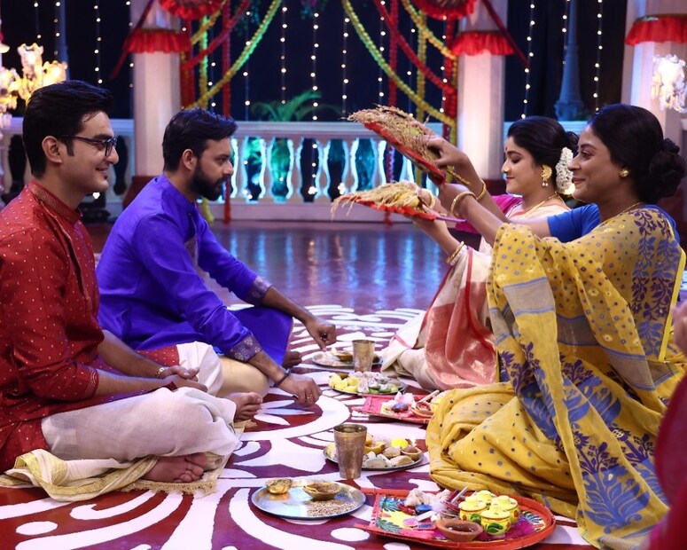 হই হুল্লোড়ের মাঝেও অবশ্য শাশুড়িরা তাঁদের জামাইকে আশীর্বাদ ভুলবেন না। পাখার হাওয়া দিয়ে হাতে সুতো পরিয়ে দেবেন। মাথায় দেবেন ধান দুব্বো। সঙ্গে জল আর মিষ্টি।