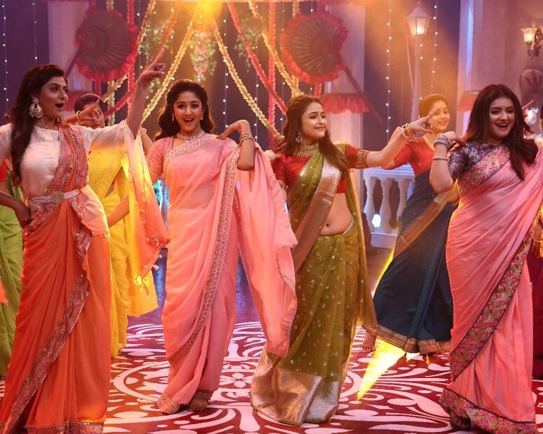 কিন্তু সবের মাঝেই লুকিয়ে রয়েছে কী একটা রহস্য! যার কথা সকলেই বলছেন। কিন্তু সরাসরি নয়। রহস্যের উদঘাটন হবে ১২ জুন বিকেল ৫টা নাগাদ। দেবিনা, লালন, বীণাপাণি সকলের মুখেই সেই রহস্যের কথা। 
