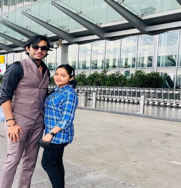 *২৯ জুন বিকেলের দিকে ইনস্টাগ্রাম হ্যান্ডেলে নিজেদের ছবি শেয়ার করে জিতু। ক্যাপশনে লেখেন, 'লাস ভেগাসের পথে'। অর্থাৎ, আর বলার অপেক্ষা রাখে না স্ত্রীকে নিয়ে বিদেশ ভ্রমণে বেরিয়ে পড়েছেন 'অপরাজিত' অভিনেতা। ছবি সৌজন্যে: জিতু কমলের ইনস্টাগ্রাম। 