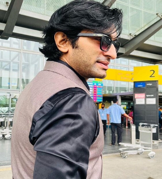 *ছবিতে জিতুকে দেখা গিয়েছে স্যুট প্যান্টে। পরেছেন ওয়েস্ট কোটও। নবনীতার পরনে নীল রঙা চেক লম্বা ঝুলের শার্ট এবং জিন্স। জিতুর চোখে হাল ফ্যাশনের সানগ্লাস। ছবি সৌজন্যে: জিতু কমলের ইনস্টাগ্রাম। 