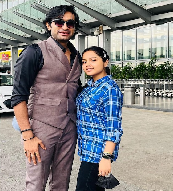 *স্যুট প্যান্ট, ওয়েস্ট কোটে নবনীতা। নবনীতার পরনে নীল রঙা চেক লম্বা ঝুলের শার্ট এবং জিন্স। ছবি সৌজন্যে: জিতু কমলের ইনস্টাগ্রাম। 