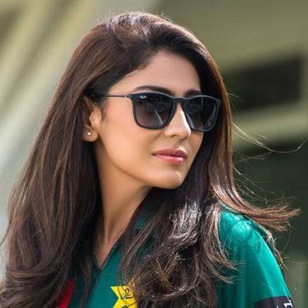 পাকিস্তানের মহিলা ক্রিকেট দলে সুন্দরী ক্রিকেটারের সংখ্যা তুলনায় বাকি দলগুলোর থেকে বেশি। কিন্তু তাদের সকলের মধ্যে নজর কেড়েছেন কায়নাত ইমতিয়াজ