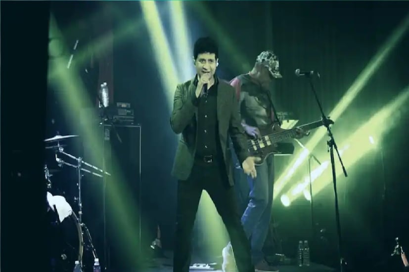 *হোটেলের কর্মীদের সঙ্গে কথা বলেও বিভিন্ন তথ্য জানার চেষ্টা করছে পুলিশ৷ কে প্রথম হোটেলের ভিতরে শিল্পীকে অসুস্থ হয়ে পড়তে দেখেন, কখন কেকে অনুষ্ঠান শেষ করে হোটেলে ফিরেছিলেন, এই সমস্ত তথ্যই জানতে চান তদন্তকারীরা৷ আজই মৃত্যুর প্রকৃত কারণ খতিয়ে দেখতে কেকে-র দেহের ময়না তদন্ত করা হয়৷ এরপর দেহ নিয়ে মুম্বইয়ের উদ্দেশে পাড়ি দেবে পরিবার।