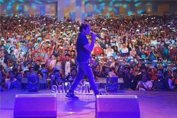 KK নেই! ফাঁকা নজরুল মঞ্চে পড়ে রইল প্লে লিস্ট, শেষ মুহূর্তে গাইলেন যেসব গান... KK নেই! ফাঁকা নজরুল মঞ্চে পড়ে রইল প্লে লিস্ট, শেষ মুহূর্তে গাইলেন যেসব গান...