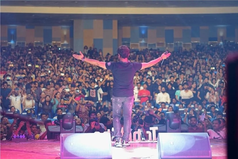 *জানা গিয়েছে, এ দিন অনুষ্ঠানের মাঝপথে ১৫ মিনিটের জন্য বিশ্রাম নেন শারিরীক অসুস্থতা বোধ করায়। মঞ্চের পিছনে আর্টিস্ট রুমে বেশ কিছুটা সময় কাটিয়ে ফের মঞ্চে ওঠেন কেকে। তবে শেষ মুহূর্ত পর্যন্ত কুড়িটি গান উপহার দেন দর্শকদের।
