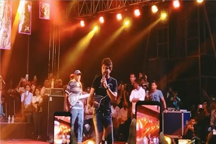 *কেকে পাড়ি দিয়েছেন না ফেরার দেশে কিন্তু ফাঁকা নজরুল মঞ্চে পড়ে রইল প্লে লিস্ট। এমনই একটি ছবি ভাইরাল হয়ে গিয়েছে সোশ্যাল মিডিয়ায়। সেখানে রয়েছে ২০টি জনপ্রিয় গান, যে সব গান এখনও নিত্যদিন মুখে মুখে ফেরে। 