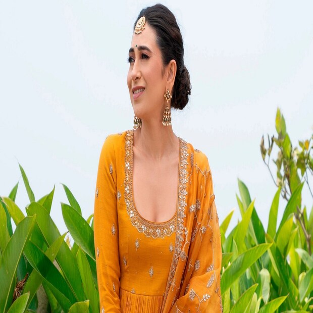 *তিনি একা আসেননি৷ বেশ কয়েকজন ছিলেন তাঁর সঙ্গে৷ সকলে মিলে খাবার অর্ডার করেন৷ তাঁদের অর্ডারের তালিকায় ছিল স্পেগেটি বলগনিজ, কালি ডাল, কুলচা, মটন রেগনজুস৷ খেতে খুবই ভালবাসেন কাপুর খানদানের কন্যা৷ তবে মেদ ঝরঝরে শরীরে জন্য ডায়েট মেনে চলতে হয় তাঁকে৷ তবে এদিন যেন সব ডায়েটকে নো নো বলে তিনি চেটেপুটে খেলেন ট্রিঙ্কাসের স্পেশ্যাল খাবার৷ 