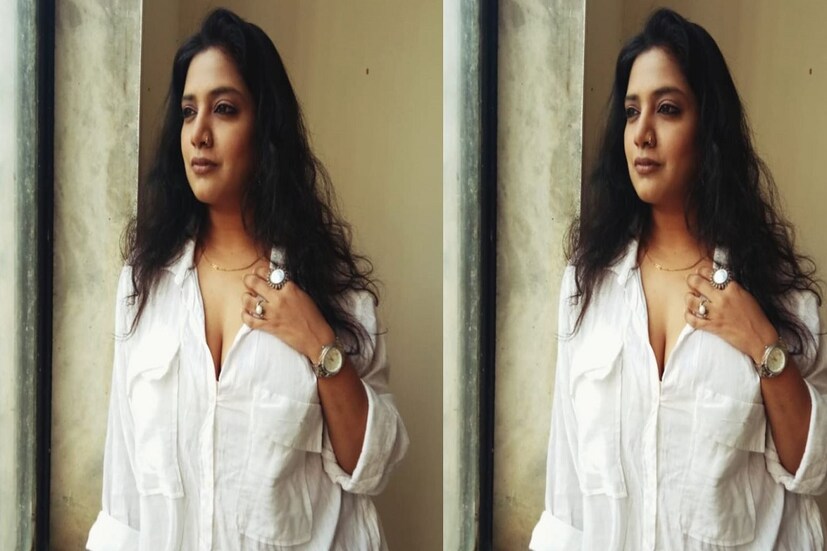 খোলা চুল ও সাদা শার্টে সুপার হট দেখতে লেগেছে ৷ ছবি সৌজন্যে ইনস্টাগ্রাম ৷