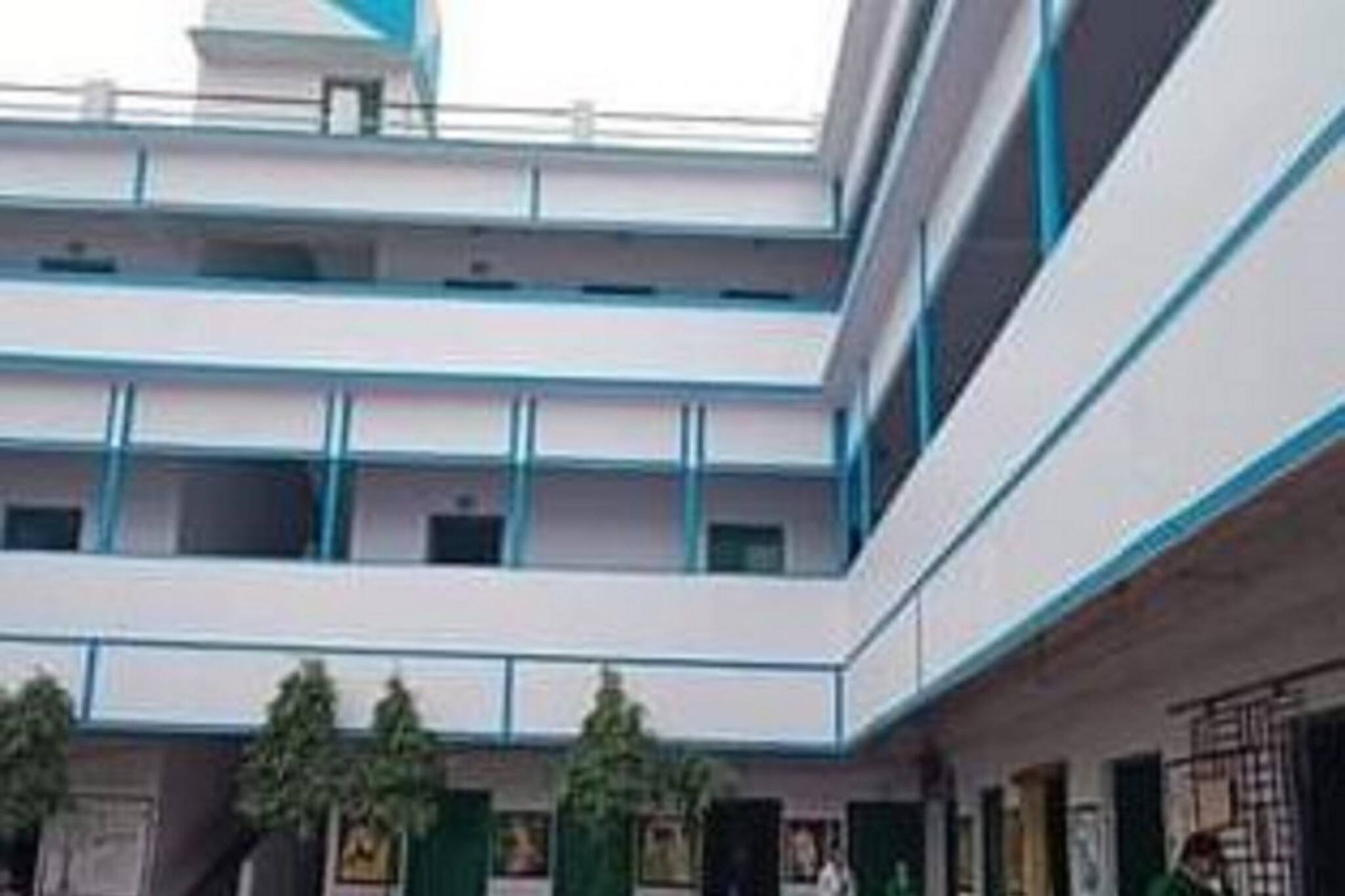 ‘‘পাস না করালে আত্মহত্যা’’ রাস্তা অবরোধ করলেন ‘এই’ স্কুলের ছাত্রীরা