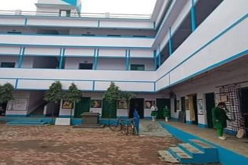 উচ্চ মাধ্যমিক পরীক্ষায় ৩৮ জন ছাত্রী ফেল করায় বনগাঁ বাটার মোড়ে যশোর রোড অবরোধ করল ছাত্রীরা । পাস না করালে আত্মহত্যার হুমকি।