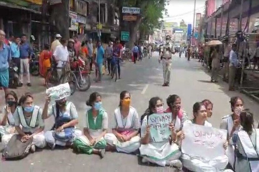 আমরা এত বাজে ছাত্রী নই যে আমাদের ইংলিশে ফেল হবে । আমাদের ব্যবস্থা করতে হবে না হলে আমরা আত্মহত্যা করব । এখনো অবরোধ চলছে । Input-Aniruddha Kirtania