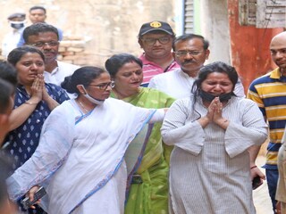 নিহত দম্পতির মেয়েকে সান্ত্বনা মুখ্যমন্ত্রীর৷ 