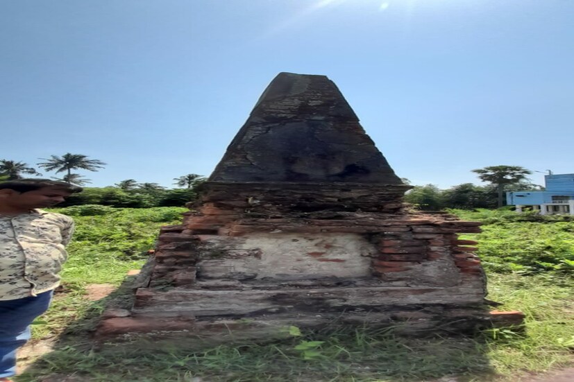 খেজুরির বাসিন্দা ও ইতিহাস গবেষক অরবিন্দ বেরা জানান, এশিয়াটিক সোসাইটি ও ন্যাশনাল লাইব্রেরিতে প্রচুর বইপত্রে উল্লেখ পাওয়া যায় এই ডাকঘরের। তিনিবলেন, &quot;ইস্ট ইন্ডিয়া কম্পানির তথ্য আদান প্রদান করার জন্য ১৭৭২ সালে ভারতের প্রথম ডাকঘর তৈরি করেছিলেন ইংরেজ বণিকরা বা ইস্ট ইন্ডিয়া কোম্পানি। খেজুরি বন্দরের পাশেই গড়ে উঠেছিল চারতলা ডাকঘর। ১৮৩০ সালের ১৯ নভেম্বর রাজা রামমোহন রায় এই ডাকঘরে রাত্রি যাপন করেছিলেন।''      (ছবি ও লেখা Saikat Shee)