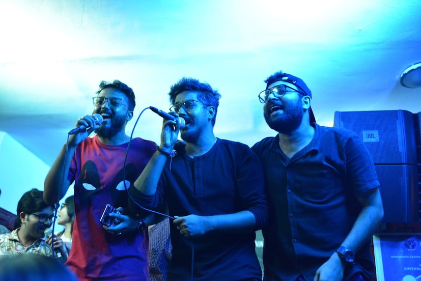 অনুষ্ঠানটি ছিল প্রয়াত শিল্পী কেকে-র স্মরণে। এক দল গান পাগল মানুষ তাঁদের ভালোবাসা উজাড় করে দিয়েছেন এই সন্ধ্যায়। শিল্পীরা বোধহয় এমনটাই হন। 