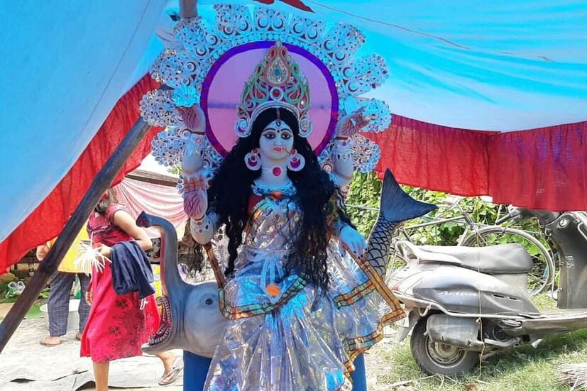 বহরমপুর, বেলডাঙা, লালবাগ জিয়াগঞ্জ সহ জেলার বিভিন্ন জায়গায় জ্যৈষ্ঠ মাসের শুক্লা দশমী তিথিতে গঙ্গা পুজো বা দশহরা পুজোর আয়োজন করা হল। শুক্রবার সকালে শেষ হবে এই গঙ্গা পুজোর উৎসব। (ছবি ও লেখা: কৌশিক অধিকারী) 