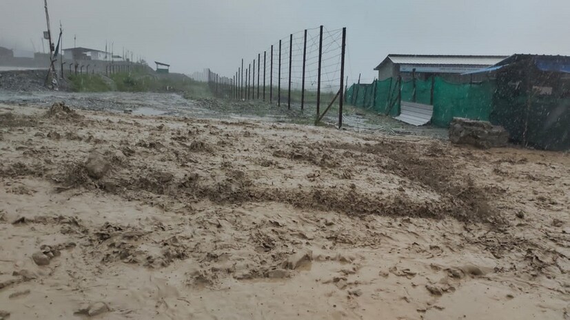 ভারত-ভুটান সীমান্ত খোকলাবস্তি এলাকায় এশিয়ান হাইওয়ে সড়কে ভুটান গামী ট্রাকের লম্বা লাইন লক্ষ্য করা যাচ্ছে। পাসাখা সীমান্ত হয়ে ভুটান ঢোকার প্রবেশ পথ নেই। প্রবল জলের স্রোতে এশিয়ান হাইওয়ে ৪৮ সড়ক ক্ষতিগ্রস্ত। এলাকার ঘরবাড়িতে ঢুকে পড়েছে জল। (লেখা ও ছবি: অনন্যা দে)