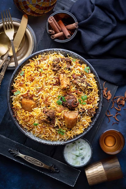 এহেন স্বাদু পদের সঠিক ঠিকানার খোঁজ যে ভোজনরসিকদের মধ্যে আলাদিনের আশ্চর্য প্রদীপের মতোই মহার্ঘ্য সে কথা বলাই বাহুল্য। বিরিয়ানির খোঁজে হন্যে হয়ে অনবরত ‘তল্লাসি’ চালান ভোজনরসিকরা। আজ এমনই একটি বিরিয়ানির দুর্দান্ত ঠিকানার সন্ধান পাবেন এই প্রতিবেদনের মাধ্যমে। এমন এক বিরিয়ানির ঠেক যেখানে মাত্র ১৫০ টাকায় দেড় কেজি ওজনের চিকেন বিরিয়ানি পাওয়া যায়।