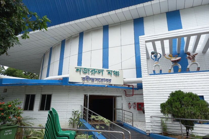 নজরুল মঞ্চের ভিআইপি এন্ট্রান্স থেকে শুরু করে বিভিন্ন গেটে ভাঙচুর ও বিশৃঙ্খলার ছবি আজ স্পষ্ট। কোথাও কোথাও ছড়িয়ে ছিটিয়ে পরে আছে বাঁশ ও কাঠের টুকরো। কেন্দ্রীয় ভারপ্রাপ্ত কর্মী চন্দন মাইতি জানান, নজরুল মঞ্চ অডিটোরিয়ামে মোট ২ হাজার ৪৮২ জন বসতে পারেন। গতকাল সন্ধ্যেবেলায় ছয় সাত হাজারের বেশি দর্শক ভিড় করেন বাইরে। অনুষ্ঠান শুরু হতেই শুরু হয়ে যায় বিশৃঙ্খলা। ছবি ও প্রতিবেদন বিশ্বজিৎ সাহা 