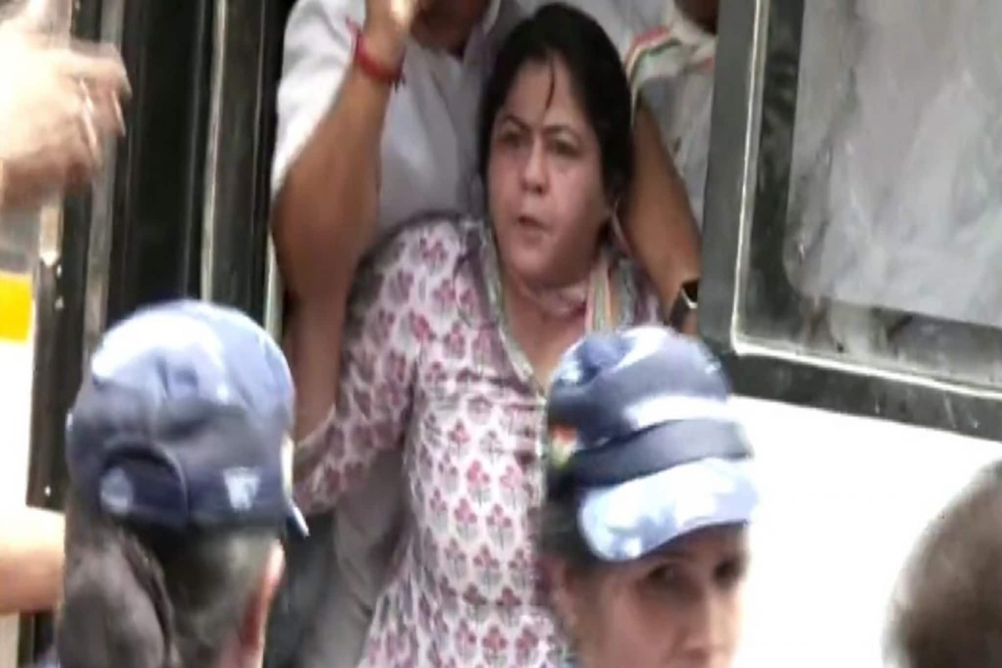 ইডির বিরুদ্ধে বিক্ষোভ, পুলিশের গায়ে থুতু দিয়ে গ্রেফতার মহিলা কংগ্রেস নেত্রী!