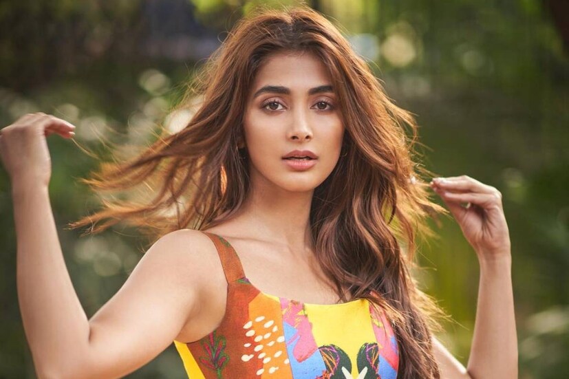 রঙিন করসেট কেতার টপ ও ম্যাচিং স্কার্টে পূজা হেগড়েকে লাগছে একঝাঁক প্রজাপতির মতোই৷