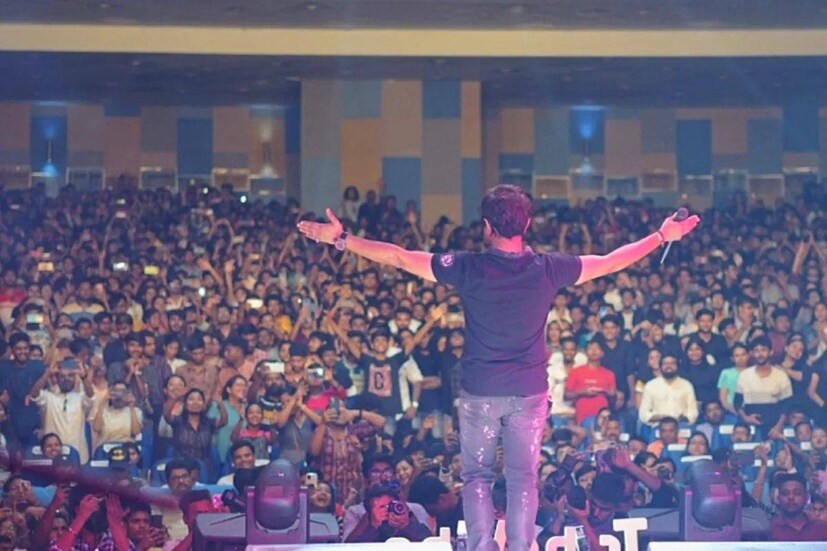 উদ্বেলিত দর্শক শ্রোতার সামনে উদাত্ত গায়ক৷ কলকাতার এই অনু্ঠান ঘিরে রোমাঞ্চিত ছিলেন তিনি নিজেও৷ ফেসবুকে ভিডিও বার্তা পোস্ট করে সকলকে থাকতে বলেন তাঁর গানের সঙ্গে৷ বলেন, ‘‘শীঘ্রই তাহলে দেখা হচ্ছে৷’’