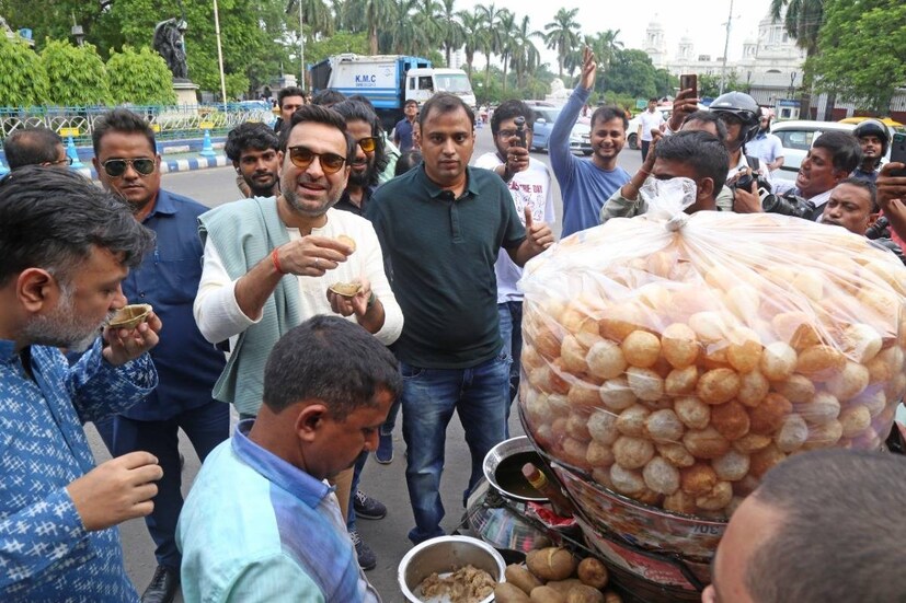 ভরদুপুরে ফুচকাহাতে তারকাকে দেখে মুগ্ধ পথচারীরা