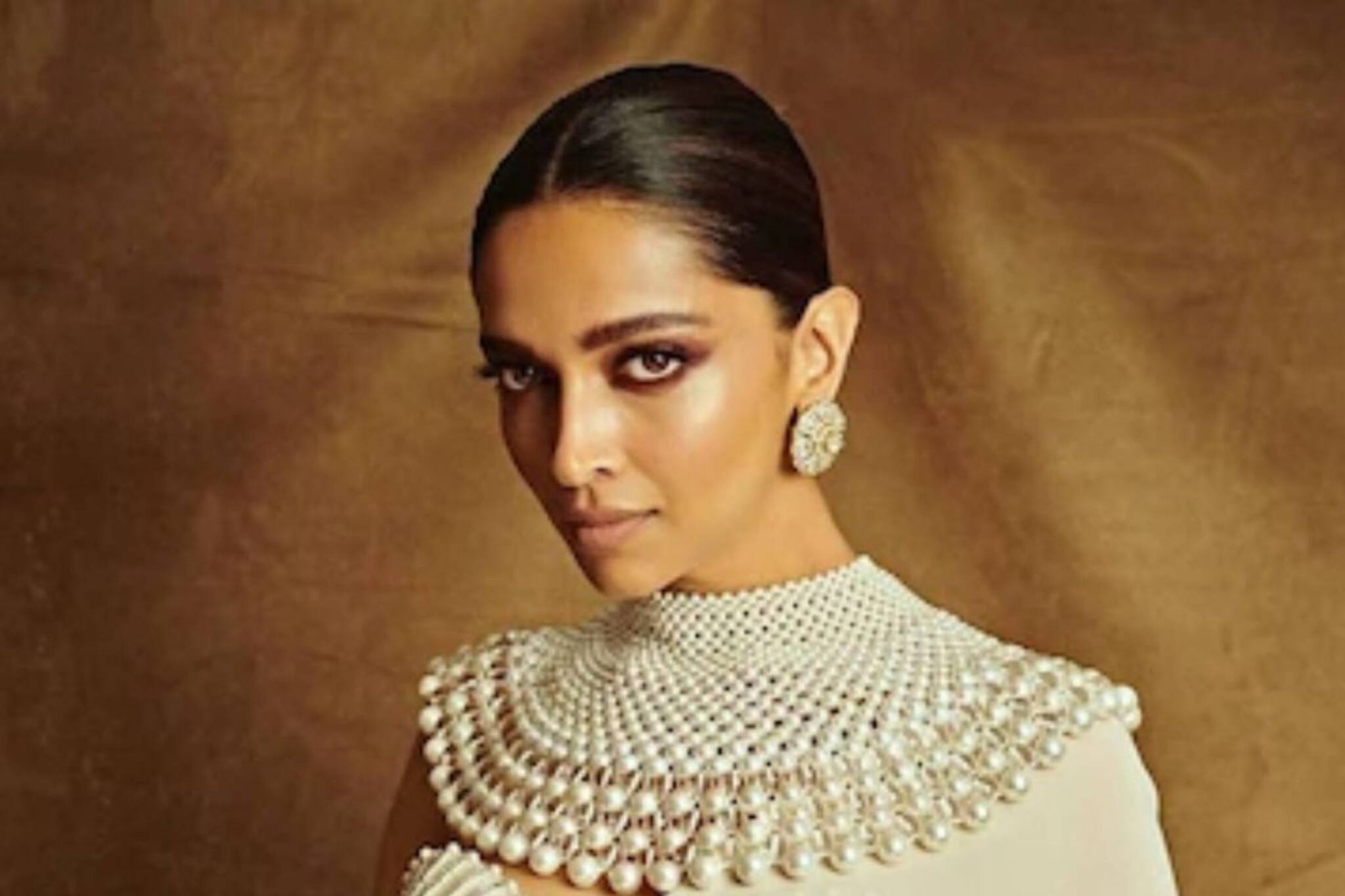 ১২০০ মুক্তো, ২০০ স্ফটিক দিয়ে গাঁথা কণ্ঠসজ্জা! দীপিকার কান-সাজ নিয়ে কানাকানি