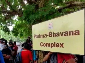 অফলাইনে তারা কোনভাবেই পরীক্ষা দেবে না এই দাবিতে সোমবার সকাল থেকে উত্তেজনা ছড়ায় বিশ্বভারতীতে